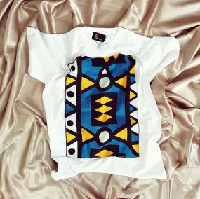 T-shirt in White with royal blue Samakaka print.